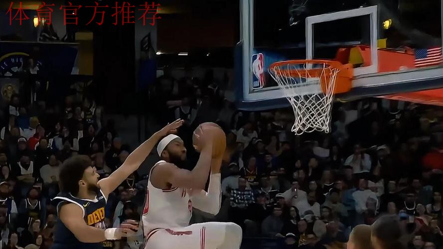 奥科吉底角发起突破,空中折叠闪躲过默里暴扣打成2+1 奥科吉底角发起突破,空中折叠闪躲过默里暴扣打成2+1